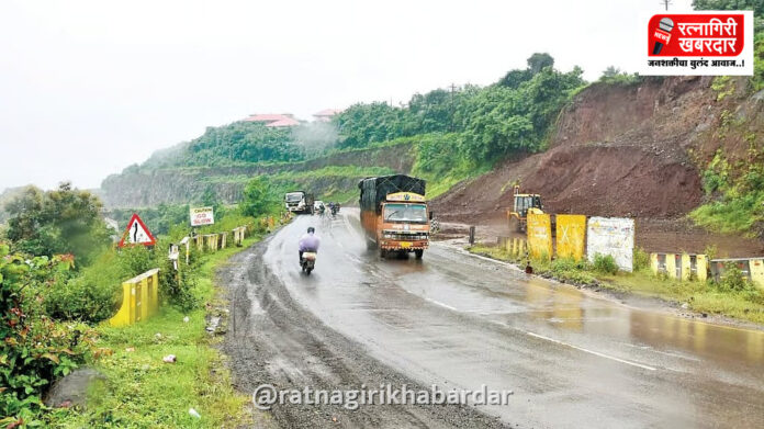 Landslide Risk on Ratnagiri Nagpur Highway: पन्हाळा ते हातखंबा दरम्यान भूस्खलनाचा गंभीर धोका; डोंगरांची कापाकापी आणि वृक्षतोड ठरतेय घातक Landslide Risk on Ratnagiri Nagpur Highway: पन्हाळा ते हातखंबा दरम्यान भूस्खलनाचा गंभीर धोका; डोंगरांची कापाकापी आणि वृक्षतोड ठरतेय घातक