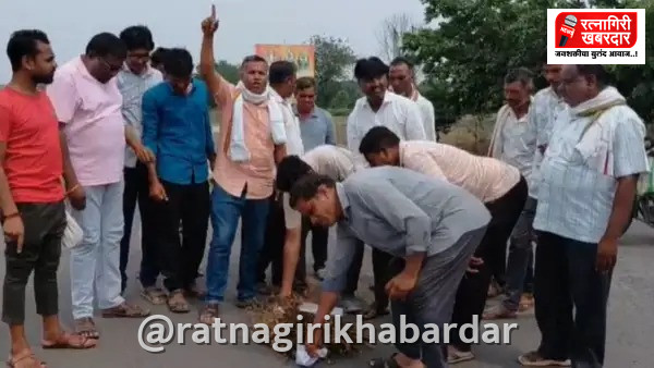 Maharashtra Drought Declaration : राज्यात २६५ तालुक्यांत दुष्काळ जाहीर; मात्र अमरावतीत शेतकऱ्यांकडून शासन निर्णयाची होळी Maharashtra Drought Declaration : राज्यात २६५ तालुक्यांत दुष्काळ जाहीर; मात्र अमरावतीत शेतकऱ्यांकडून शासन निर्णयाची होळी