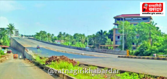 Mumbai Goa Highway Lanja Flyover: लांजाचा उड्डाणपूल वाहतुकीला खुला! Mumbai Goa Highway Lanja Flyover: लांजाचा उड्डाणपूल वाहतुकीला खुला!