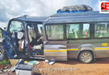 Rajapur Bus Accident: राजापूरजवळ टेम्पो ट्रॅव्हलर मोरीवर आदळून भीषण अपघात; एकाच कुटुंबातील १६ जण जखमी Rajapur Bus Accident: राजापूरजवळ टेम्पो ट्रॅव्हलर मोरीवर आदळून भीषण अपघात; एकाच कुटुंबातील १६ जण जखमी