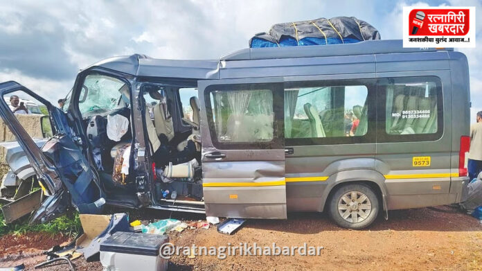 Rajapur Bus Accident: राजापूरजवळ टेम्पो ट्रॅव्हलर मोरीवर आदळून भीषण अपघात; एकाच कुटुंबातील १६ जण जखमी Rajapur Bus Accident: राजापूरजवळ टेम्पो ट्रॅव्हलर मोरीवर आदळून भीषण अपघात; एकाच कुटुंबातील १६ जण जखमी