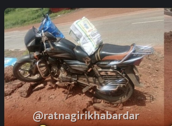 Ratnagiri Bike Accident: पाली येथे भरधाव मोटारीच्या धडकेत दुचाकीस्वाराचा मृत्यू, पत्नी गंभीर Ratnagiri Bike Accident: पाली येथे भरधाव मोटारीच्या धडकेत दुचाकीस्वाराचा मृत्यू, पत्नी गंभीर