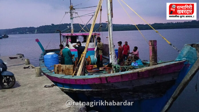 Ratnagiri Illegal Fishing: रत्नागिरी समुद्रात अवैध मासेमारीवर मत्स्य विभागाची मोठी कारवाई; एलईडीसह ३ नौका जप्त Ratnagiri Illegal Fishing: रत्नागिरी समुद्रात अवैध मासेमारीवर मत्स्य विभागाची मोठी कारवाई; एलईडीसह ३ नौका जप्त