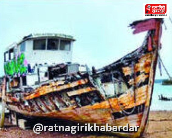 Ratnagiri Mirkarwada Jetty News: मिरकरवाडा बंदरातील विनावापर नौका आणि साहित्य उद्या हटवणार Ratnagiri Mirkarwada Jetty News: मिरकरवाडा बंदरातील विनावापर नौका आणि साहित्य उद्या हटवणार