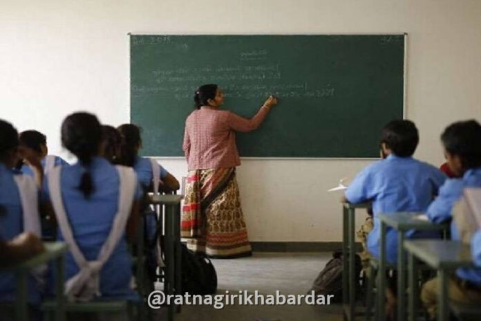 Ratnagiri News: पवित्र पोर्टलद्वारे निवड झालेल्या ४३३ शिक्षकांना अखेर नियुक्ती पत्रे; 'त्या' २४ उमेदवारांचे पत्र रोखले Ratnagiri News: पवित्र पोर्टलद्वारे निवड झालेल्या ४३३ शिक्षकांना अखेर नियुक्ती पत्रे; 'त्या' २४ उमेदवारांचे पत्र रोखले