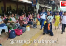 Sangameshwar Railway Station Rat Protest: एक्स्प्रेस गाड्यांच्या थांब्यासाठी संगमेश्वर स्थानकावर उंदीरमामाचे अनोखे आंदोलन Sangameshwar Railway Station Rat Protest: एक्स्प्रेस गाड्यांच्या थांब्यासाठी संगमेश्वर स्थानकावर उंदीरमामाचे अनोखे आंदोलन