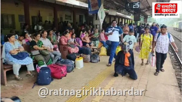 Sangameshwar Railway Station Rat Protest: एक्स्प्रेस गाड्यांच्या थांब्यासाठी संगमेश्वर स्थानकावर उंदीरमामाचे अनोखे आंदोलन Sangameshwar Railway Station Rat Protest: एक्स्प्रेस गाड्यांच्या थांब्यासाठी संगमेश्वर स्थानकावर उंदीरमामाचे अनोखे आंदोलन