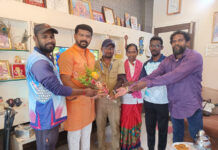 नगरसेवक सौरभ मलुष्टे यांचा वाढदिवस उत्साहात; सफाई कर्मचाऱ्यांनी घरी जाऊन कापला केक, दिल्या अनोख्या शुभेच्छा नगरसेवक सौरभ मलुष्टे यांचा वाढदिवस उत्साहात; सफाई कर्मचाऱ्यांनी घरी जाऊन कापला केक, दिल्या अनोख्या शुभेच्छा