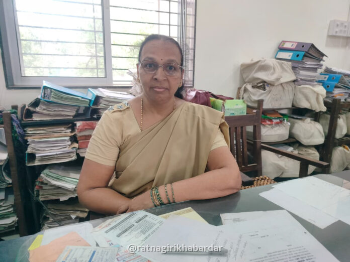 संघर्षाच्या खडतर वाटेवर मायेची सावली माझी आई - दिपाली दाते संघर्षाच्या खडतर वाटेवर मायेची सावली माझी आई - दिपाली दाते