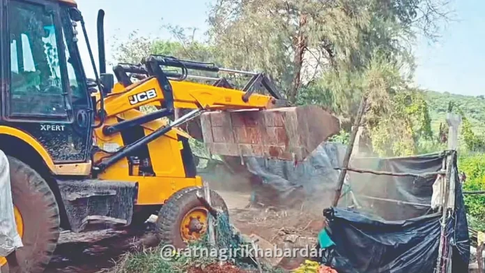 Aare Ware Beach Action: रत्नागिरीतील आरे-वारे समुद्रकिनारी वनविभागाची अचानक धडक कारवाई; २० ते २१ तात्पुरते स्टॉल्स उद्ध्वस्त Aare Ware Beach Action: रत्नागिरीतील आरे-वारे समुद्रकिनारी वनविभागाची अचानक धडक कारवाई; २० ते २१ तात्पुरते स्टॉल्स उद्ध्वस्त