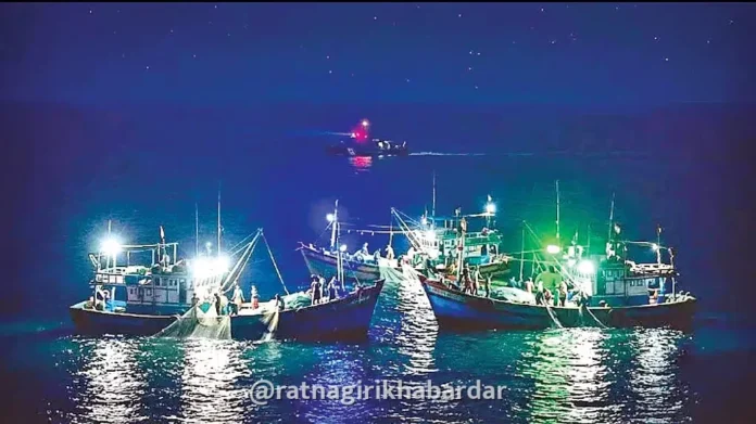 Action Against Illegal LED Fishing Ratnagiri: रत्नागिरीच्या सागरी हद्दीत अवैध एलईडी मासेमारीवर कडक कारवाईचे आदेश; मत्स्य व्यवसाय विभाग ॲक्शन मोडमध्ये