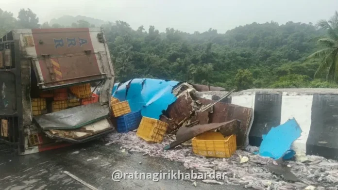 Anjanari Ghat Accident: अंजणारी घाटात ब्रेक निकामी झाल्याने मच्छीवाहू कंटेनर उलटला Anjanari Ghat Accident: अंजणारी घाटात ब्रेक निकामी झाल्याने मच्छीवाहू कंटेनर उलटला