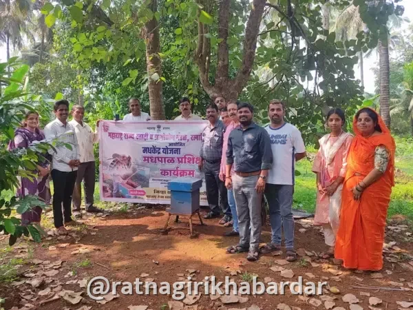 Beekeeping training camp: रत्नागिरीत दहा दिवसीय निवासी मधपाळ प्रशिक्षण शिबिर संपन्न; ग्रामीण उद्योजकतेला मिळणार चालना Beekeeping training camp: रत्नागिरीत दहा दिवसीय निवासी मधपाळ प्रशिक्षण शिबिर संपन्न; ग्रामीण उद्योजकतेला मिळणार चालना