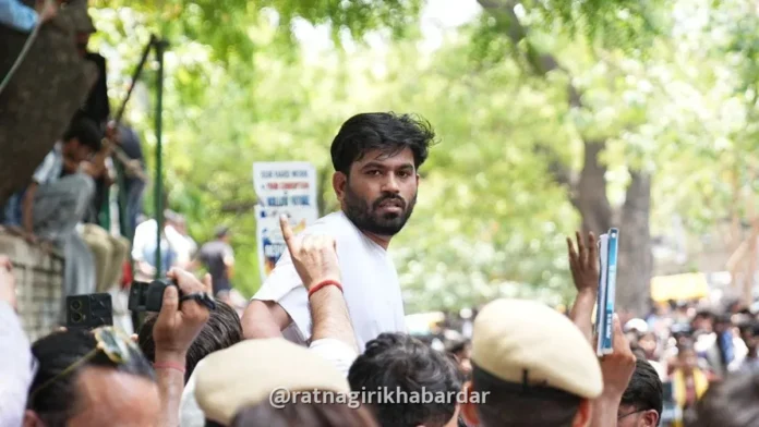 Cockroach Janata Party Protests: कॉकरोच जनता पार्टीचे आंदोलन अचानक स्थगित; अभिजीत दिपकेंच्या निर्णयामागे नेमकी काय आहेत कारणे? Cockroach Janata Party Protests: कॉकरोच जनता पार्टीचे आंदोलन अचानक स्थगित; अभिजीत दिपकेंच्या निर्णयामागे नेमकी काय आहेत कारणे?