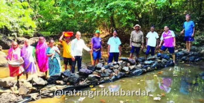Dapoli Water Conservation News: रुखीत श्रमदानातून एकाच दिवसात उभारले १२ बंधारे; दापोली तालुक्यातील जलसंधारणाचा प्रेरणादायी उपक्रम