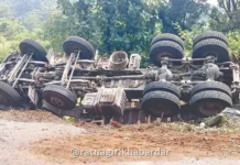 Dumper Accident Devrukh Marleshwar Road: देवरूख-मार्लेश्वर मार्गावर डंपरचा भीषण अपघात; स्थानिकांचा संताप आणि काम बंद पाडण्याचा इशारा Dumper Accident Devrukh Marleshwar Road: देवरूख-मार्लेश्वर मार्गावर डंपरचा भीषण अपघात; स्थानिकांचा संताप आणि काम बंद पाडण्याचा इशारा