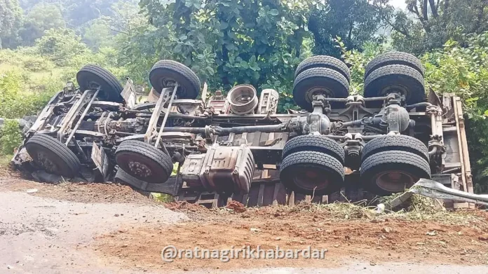 Dumper Accident Devrukh Marleshwar Road: देवरूख-मार्लेश्वर मार्गावर डंपरचा भीषण अपघात; स्थानिकांचा संताप आणि काम बंद पाडण्याचा इशारा