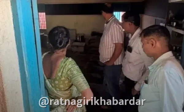 Guhagar School Pressure Cooker Blast: वेळंब घाडेवाडी शाळेत पोषण आहार बनवताना कुकरचा भीषण स्फोट; सुदैवाने बालके सुरक्षित, ग्रामस्थांच्या तत्परतेने अनर्थ टळला Guhagar School Pressure Cooker Blast: वेळंब घाडेवाडी शाळेत पोषण आहार बनवताना कुकरचा भीषण स्फोट; सुदैवाने बालके सुरक्षित, ग्रामस्थांच्या तत्परतेने अनर्थ टळला