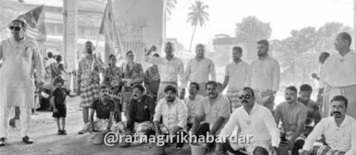 Khed Bus Stand Cleanliness Protest: खेड बसस्थानकातील अस्वच्छतेविरोधात भाजपचे अनोखे 'चिपाट व टमरेल' आंदोलन; प्रशासनाला चार दिवसांचा अल्टीमेटम Khed Bus Stand Cleanliness Protest: खेड बसस्थानकातील अस्वच्छतेविरोधात भाजपचे अनोखे 'चिपाट व टमरेल' आंदोलन; प्रशासनाला चार दिवसांचा अल्टीमेटम