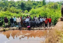 Khed Vanrai Bandhara: बिजघर शाळा आणि ग्रामस्थांच्या लोकसहभागातून शिवपार्वती मंदिराशेजारी साकारला वनराई बंधारा Khed Vanrai Bandhara: बिजघर शाळा आणि ग्रामस्थांच्या लोकसहभागातून शिवपार्वती मंदिराशेजारी साकारला वनराई बंधारा