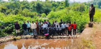 Khed Vanrai Bandhara: बिजघर शाळा आणि ग्रामस्थांच्या लोकसहभागातून शिवपार्वती मंदिराशेजारी साकारला वनराई बंधारा