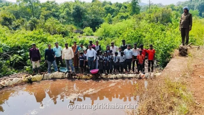 Khed Vanrai Bandhara: बिजघर शाळा आणि ग्रामस्थांच्या लोकसहभागातून शिवपार्वती मंदिराशेजारी साकारला वनराई बंधारा