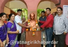 Komasap Sahitya Sammelan: कवी केशवसुतांच्या मालगुंडमध्ये रंगणार १८ वे कोकण मराठी साहित्य संमेलन; ध्वज व बोधचिन्हाचे दिमाखात अनावरण Komasap Sahitya Sammelan: कवी केशवसुतांच्या मालगुंडमध्ये रंगणार १८ वे कोकण मराठी साहित्य संमेलन; ध्वज व बोधचिन्हाचे दिमाखात अनावरण
