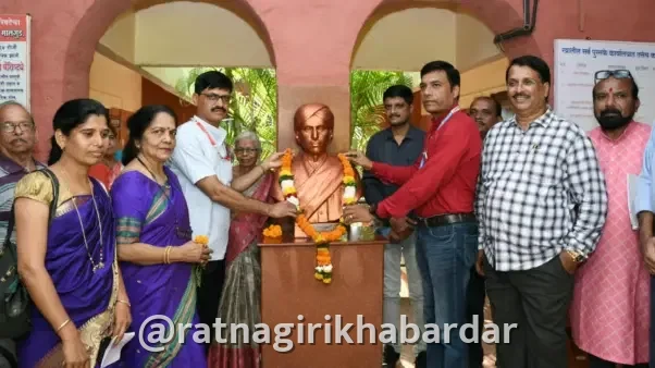 Komasap Sahitya Sammelan: कवी केशवसुतांच्या मालगुंडमध्ये रंगणार १८ वे कोकण मराठी साहित्य संमेलन; ध्वज व बोधचिन्हाचे दिमाखात अनावरण Komasap Sahitya Sammelan: कवी केशवसुतांच्या मालगुंडमध्ये रंगणार १८ वे कोकण मराठी साहित्य संमेलन; ध्वज व बोधचिन्हाचे दिमाखात अनावरण