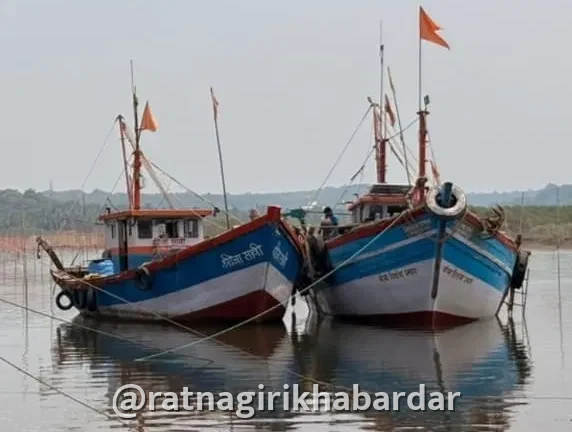 LED Fishing Enforcement : रत्नागिरीत गस्ती नौकेचा अभाव; एलईडी मासेमारी रोखण्यासाठी मच्छिमार संघ सरसावला LED Fishing Enforcement : रत्नागिरीत गस्ती नौकेचा अभाव; एलईडी मासेमारी रोखण्यासाठी मच्छिमार संघ सरसावला