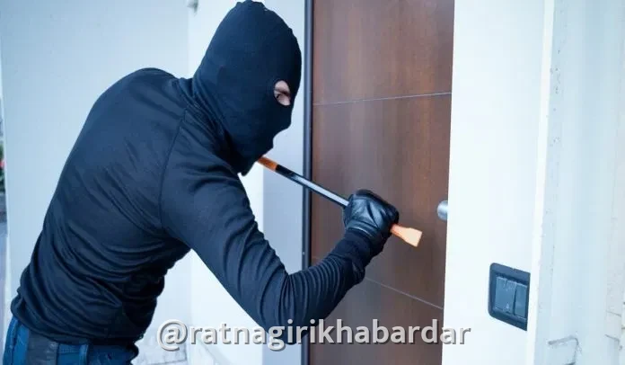 Mandangad Burglary: तुळशी येथे बंद घर फोडले; पावणेदोन लाखांचे सोन्याचे दागिने आणि रोख रक्कम लंपास Mandangad Burglary: तुळशी येथे बंद घर फोडले; पावणेदोन लाखांचे सोन्याचे दागिने आणि रोख रक्कम लंपास