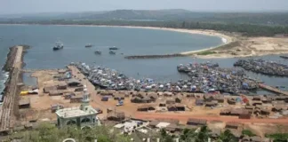 Mirkarwada Bandar Jetty: मिरकरवाडा बंदरात परप्रांतीय नौकांमुळे जेटीची कोंडी: दुरुस्ती होताच नौका हटवण्याच्या प्रशासनाच्या सूचना
