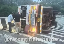 Mumbai Goa highway accident: अंजणारी पुलावर सलग दुसऱ्या दिवशी भीषण अपघात; मच्छीचा कंटेनर पलटी