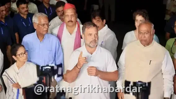 Rahul Gandhi Holds Chai pe Charcha: एसआयआर आणि ज्ञानेश कुमार यांच्या मुद्द्यावरून दिल्लीत राजकीय वातावरण तापले; राहुल गांधींनी बोलावली 'चाय पे चर्चा' Rahul Gandhi Holds Chai pe Charcha: एसआयआर आणि ज्ञानेश कुमार यांच्या मुद्द्यावरून दिल्लीत राजकीय वातावरण तापले; राहुल गांधींनी बोलावली 'चाय पे चर्चा'
