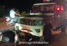 Ratnagiri Bhatye Police Vehicle Accident: भाट्ये चेक पोस्टजवळ मोबाईलवर बोलणाऱ्या दुचाकीस्वाराची पोलिसांच्या गाडीला जोरदार धडक; तरुण गंभीर जखमी Ratnagiri Bhatye Police Vehicle Accident: भाट्ये चेक पोस्टजवळ मोबाईलवर बोलणाऱ्या दुचाकीस्वाराची पोलिसांच्या गाडीला जोरदार धडक; तरुण गंभीर जखमी