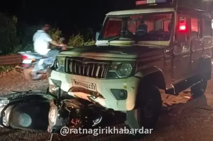 Ratnagiri Bhatye Police Vehicle Accident: भाट्ये चेक पोस्टजवळ मोबाईलवर बोलणाऱ्या दुचाकीस्वाराची पोलिसांच्या गाडीला जोरदार धडक; तरुण गंभीर जखमी Ratnagiri Bhatye Police Vehicle Accident: भाट्ये चेक पोस्टजवळ मोबाईलवर बोलणाऱ्या दुचाकीस्वाराची पोलिसांच्या गाडीला जोरदार धडक; तरुण गंभीर जखमी
