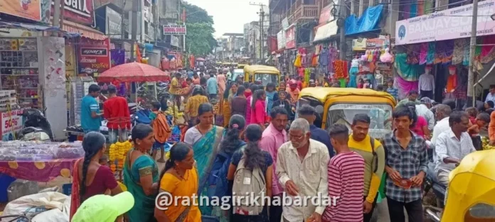 Ratnagiri Dasara Festival Market Turnover: दसऱ्याच्या मुहूर्तावर रत्नागिरीच्या बाजारपेठेत कोट्यवधींची उलाढाल; सुवर्ण पेढ्या आणि वाहनांच्या शोरूम्समध्ये तुफान गर्दी Ratnagiri Dasara Festival Market Turnover: दसऱ्याच्या मुहूर्तावर रत्नागिरीच्या बाजारपेठेत कोट्यवधींची उलाढाल; सुवर्ण पेढ्या आणि वाहनांच्या शोरूम्समध्ये तुफान गर्दी