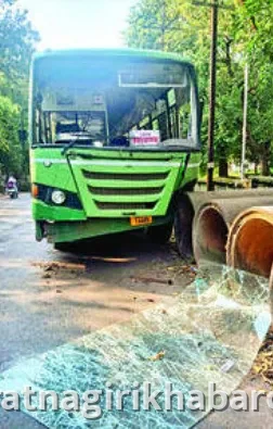 Ratnagiri District Court Bus Accident: चालकाला डुलकी लागल्याने रत्नागिरी जिल्हा न्यायालयासमोर एसटी बसचा अपघात Ratnagiri District Court Bus Accident: चालकाला डुलकी लागल्याने रत्नागिरी जिल्हा न्यायालयासमोर एसटी बसचा अपघात