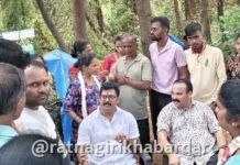 Ratnagiri: आरेवारेतील स्टॉलधारकांना मोठा दिलासा: वनविभागाच्या कारवाईनंतर २४ ते २६ व्यावसायिकांना तात्पुरते स्टॉल उभारण्यास परवानगी; पालकमंत्र्यांच्या पुढाकाराने तोडगा