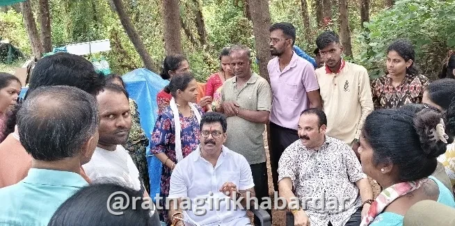 Ratnagiri: आरेवारेतील स्टॉलधारकांना मोठा दिलासा: वनविभागाच्या कारवाईनंतर २४ ते २६ व्यावसायिकांना तात्पुरते स्टॉल उभारण्यास परवानगी; पालकमंत्र्यांच्या पुढाकाराने तोडगा Ratnagiri: आरेवारेतील स्टॉलधारकांना मोठा दिलासा: वनविभागाच्या कारवाईनंतर २४ ते २६ व्यावसायिकांना तात्पुरते स्टॉल उभारण्यास परवानगी; पालकमंत्र्यांच्या पुढाकाराने तोडगा