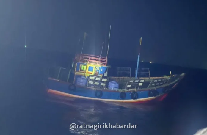 Ratnagiri Fisheries LED Fishing Operation: रत्नागिरीत मत्स्यव्यवसाय विभागाचे ‘ऑपरेशन निशाचर’; दापोली समुद्रात धाडसी कारवाई करत अवैध एलईडी मासेमारी नौका पकडली Ratnagiri Fisheries LED Fishing Operation: रत्नागिरीत मत्स्यव्यवसाय विभागाचे ‘ऑपरेशन निशाचर’; दापोली समुद्रात धाडसी कारवाई करत अवैध एलईडी मासेमारी नौका पकडली