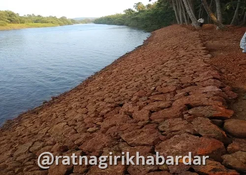 Ratnagiri Kharbhoomi Development Project: २७.५७ कोटींचा निधी मंजूर, तरीही रत्नागिरीतील ४ खारभूमी प्रकल्प कागदावरच Ratnagiri Kharbhoomi Development Project: २७.५७ कोटींचा निधी मंजूर, तरीही रत्नागिरीतील ४ खारभूमी प्रकल्प कागदावरच
