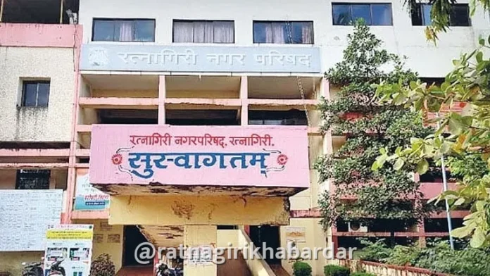 Ratnagiri Municipal Council Anti Defacement Action: शहराचे विद्रुपीकरण करणाऱ्यांवर रत्नागिरी नगर परिषदेची धडक कारवाई; विनापरवाना फलक जप्त अन् गॅरेजचालकांना नोटिसा