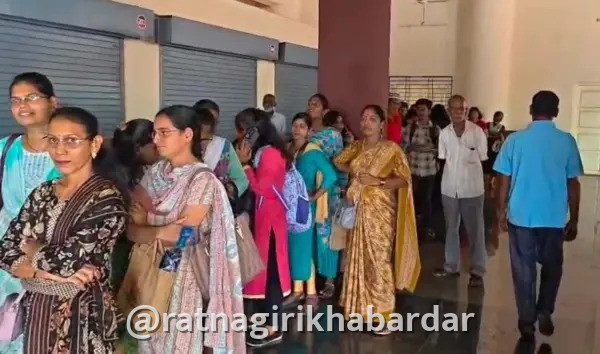 Ratnagiri NCMC Card Chaos: रत्नागिरीत एनसीएमसी स्मार्ट कार्ड केंद्रावर पुरता बोजवारा; महिना उलटूनही कार्ड न मिळाल्याने प्रवासी त्रस्त Ratnagiri NCMC Card Chaos: रत्नागिरीत एनसीएमसी स्मार्ट कार्ड केंद्रावर पुरता बोजवारा; महिना उलटूनही कार्ड न मिळाल्याने प्रवासी त्रस्त
