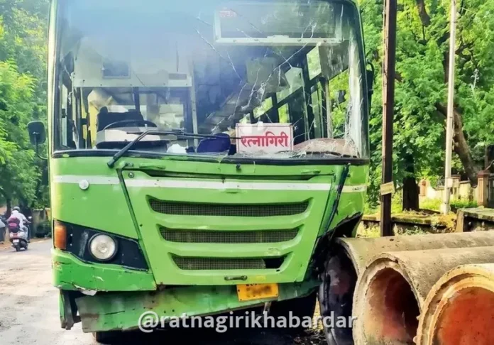 Ratnagiri Pawas ST Bus Accident Case: विश्वेश्वर घाटीजवळ एसटी बसची सिमेंट पाईपला धडक; ३ प्रवासी जखमी, चालकावर गुन्हा दाखल Ratnagiri Pawas ST Bus Accident Case: विश्वेश्वर घाटीजवळ एसटी बसची सिमेंट पाईपला धडक; ३ प्रवासी जखमी, चालकावर गुन्हा दाखल
