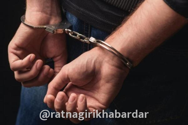 Ratnagiri Zharni Road Bottle Throwing Incident: रत्नागिरीत गणपती विसर्जन मिरवणुकीत बाटली फेकल्याची घटना; शहर पोलिसांकडून संशयित तरुण ताब्यात Ratnagiri Zharni Road Bottle Throwing Incident: रत्नागिरीत गणपती विसर्जन मिरवणुकीत बाटली फेकल्याची घटना; शहर पोलिसांकडून संशयित तरुण ताब्यात