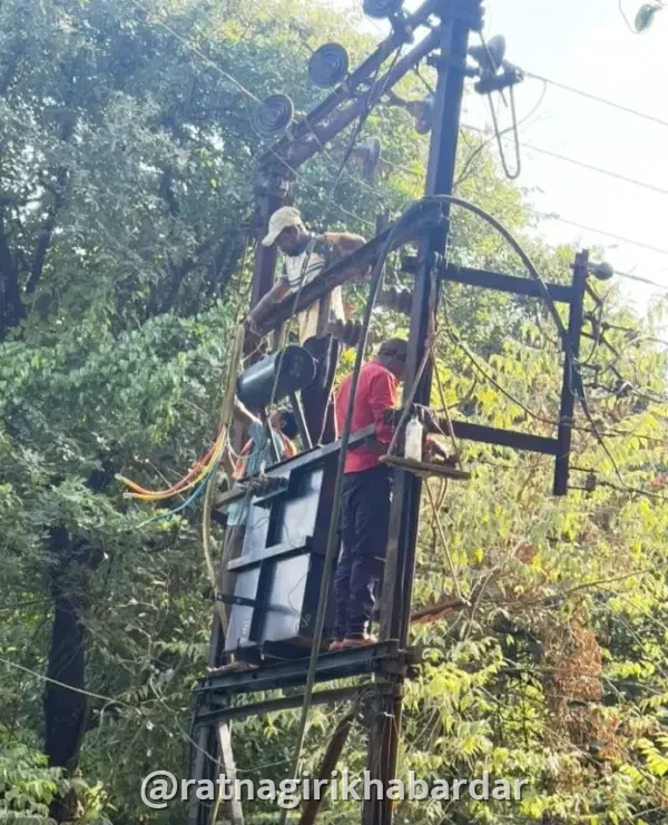Sakharpa Low Voltage Problem: साखरप्यात विजेच्या कमी दाबाची समस्या मार्गी; ६३ KVA ऐवजी १०० KVA चा नवीन ट्रान्सफॉर्मर बसवला Sakharpa Low Voltage Problem: साखरप्यात विजेच्या कमी दाबाची समस्या मार्गी; ६३ KVA ऐवजी १०० KVA चा नवीन ट्रान्सफॉर्मर बसवला