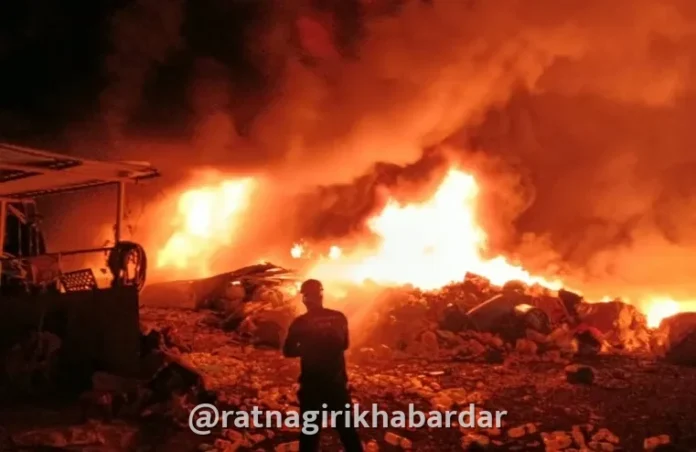 Sangameshwar Fire Incident: संगमेश्वरमध्ये मारुती मंदिरासमोरील भंगार गोदामाला मध्यरात्री भीषण आग; अग्निशमन दलाच्या रात्रभरच्या प्रयत्नांमुळे मोठा अनर्थ टळला Sangameshwar Fire Incident: संगमेश्वरमध्ये मारुती मंदिरासमोरील भंगार गोदामाला मध्यरात्री भीषण आग; अग्निशमन दलाच्या रात्रभरच्या प्रयत्नांमुळे मोठा अनर्थ टळला