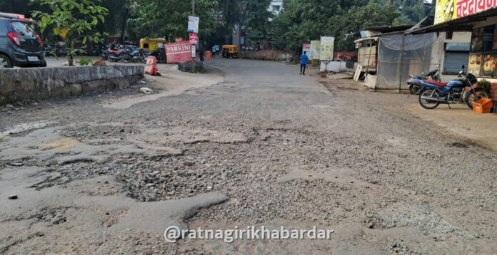 Sawarde Dervan Hospital Road Potholes: सावर्डे ते डेरवण रुग्णालयाचा रस्ता खड्ड्यात; नागरिकांमध्ये तीव्र संताप